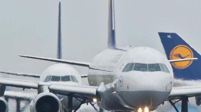 Passagiermaschinen der Lufthansa in Frankfurt am Main: Lufthansa-Passagiere müssen sich erneut auf lange Wartezeiten und Flug