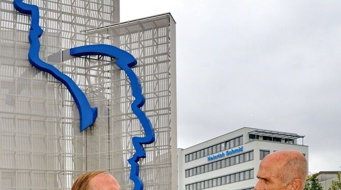 »Familienprofile Heinrich Schmid« an der Siemensstraße. Vor der Skulptur sieht man Ulrich Lukaszewitz (links) im Gespräch mit Dr »Familienprofile Heinrich Schmid« an der Siemensstraße. Vor der Skulptur sieht man Ulrich Lukaszewitz (links) im Gespräch mit Dr