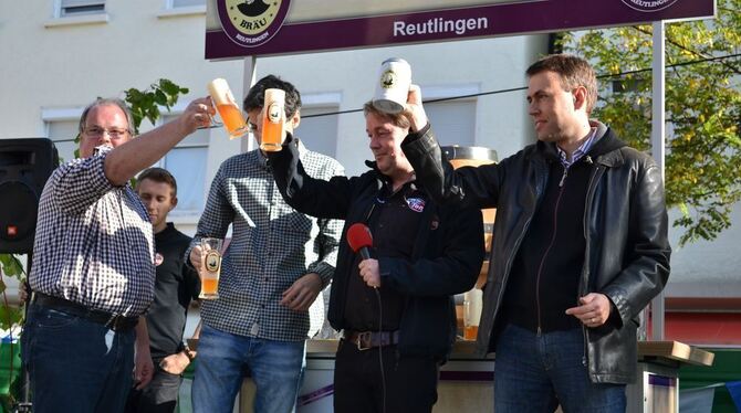 Der Fassanstich ist geglückt (von links): Claus Hamann vom Metzgerstraßenverein, Jonny Stojanovic von Tomo Bräu, Moderator Marku