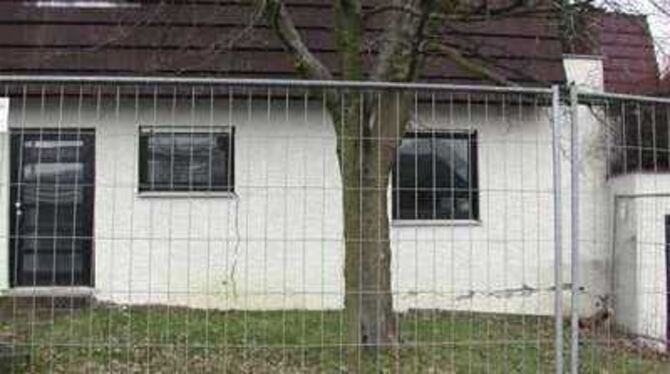 Abgesperrt: Das »Rutschhaus« im Öschinger Lembergweg. Die Risse in Wänden und Böden werden immer größer. GEA-Foto: co