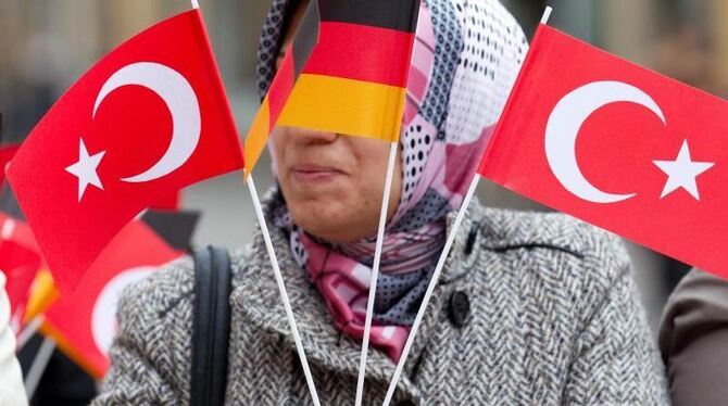 Bleiben Türken in Deutschland am liebsten unter sich? Wie groß ist die Sehnsucht nach der Türkei, wie viele möchten für immer