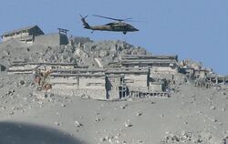 Zu Fuß und per Helikopter suchen Rettungskräfte nach dem Vulkanausbruch auf dem Ontakesan nach Opfern. Foto: Kimimasa Mayama