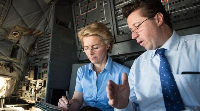 Bundesverteidigungsministerin Ursula von der Leyen (mit Ministeriums-Abteilungsleiter Geza Andreas von Geyr) sucht eine Lösun
