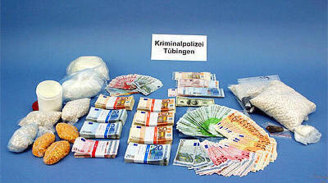 Arrangiert und präsentiert wie auf einem Gabentisch: Drogen und Drogengeld nach der Zerschlagung des Dealer-Rings im Kreis Tübingen.
FOTO: PD