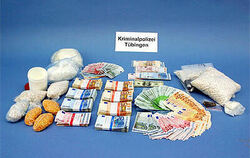 Reichlich Drogen und Bargeld stellten die Ermittler bei den mutmaßlichen Dealern sicher. FOTO: POLIZEI