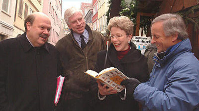 Mundart-Autor Gerhard Raff (rechts) machte gestern mit dem Verein »GEA-Leser helfen« gemeinsame Sache und verkaufte seine Bücher zugunsten des guten Zwecks. Reutlingens OB Barbara Bosch schaute zur Freude von GEA-Verleger Valdo Lehari jr. (ganz links) und Chef vom Dienst Hartmut Troebs in der Mittagszeit auch vorbei.
FOTO: TRINKHAUS