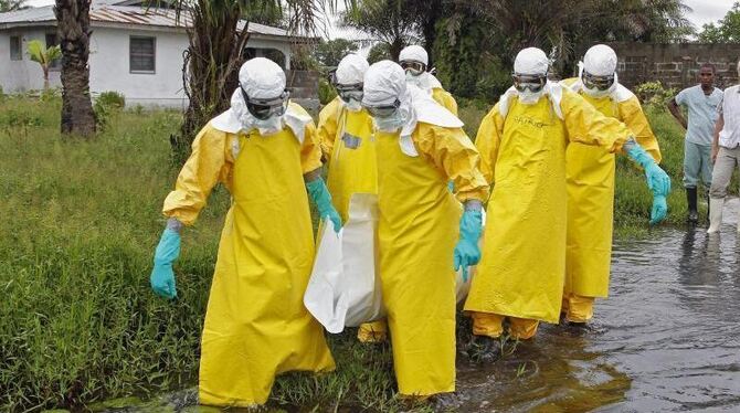 Ein Ebola-Opfer wird geborgen.