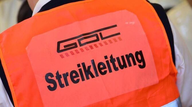 Die GDL-Mitglieder entscheiden über weitere Streiks im derzeitigen Tarifkonflikt mit der Deutschen Bahn. Foto: Peter Steffen