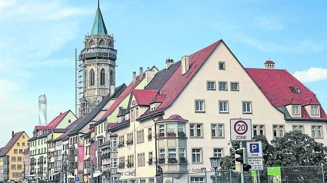 Der 244 Meter hohe Turm – hier links neben dem Kirchturm – außerhalb Rottweils wird nach dieser Skizze von der Stadtmitte aus so