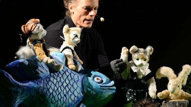 Puppenspielerin Irmi Wette von der Konstanzer Puppenbühne spielt in Meckenbeuren das Figurentheaterstück »Pfoten weg«.