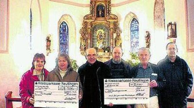 Zwei Schecks für die Haidkapelle: (von links): Dagmar Hesse, Beate Renz, Pfarrer Reinhold Baumann, Hans Decker, Heinz Schmid und Albrecht Klingenstein.
GEA-FOTO: BRÄU Zwei Schecks für die Haidkapelle: (von links): Dagmar Hesse, Beate Renz, Pfarrer Reinhold Baumann, Hans Decker, Heinz Schmid und Albrecht Klingenstein.
GEA-FOTO: BRÄU