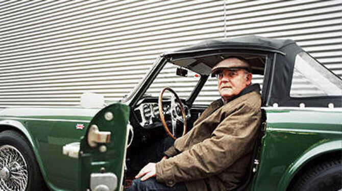 Peter Koch öffnet die Tür zu seinem automobilen Schatz. Der Triumph TR 4 stammt aus dem Jahr 1963. GEA-FOTO: ZENKE
