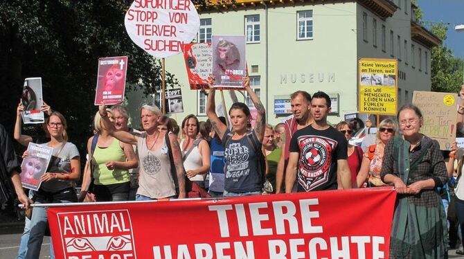 Front gegen Wissenschaftler: Demonstration von Tierversuchsgegnern in Tübingen. FOTO: DPA