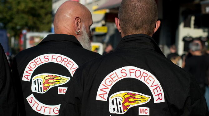 Mitglieder der Stuttgarter Hells Angels tragen in Stuttgart  Kutten mit einem neuen Schriftzug der Rockergruppe.