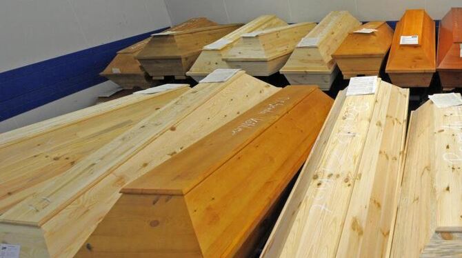 Särge bei einem Bestatter (Archivbild)