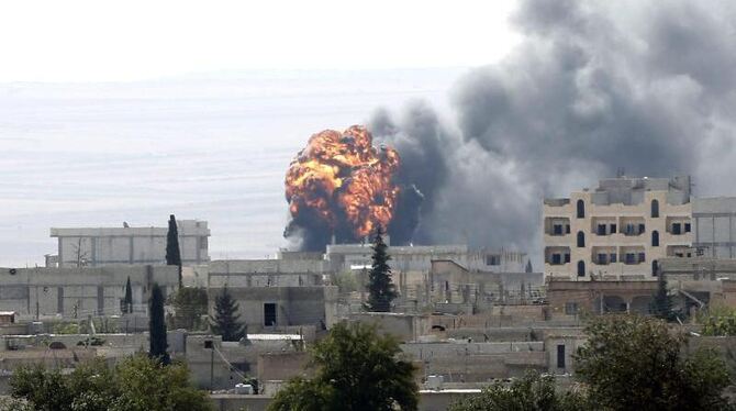 Über Kobane steigen Flammen auf: Die Terrormiliz IS weitet ihre Angriffe auf die nordsyrische Kurden-Stadt aus. Foto: Sedat S