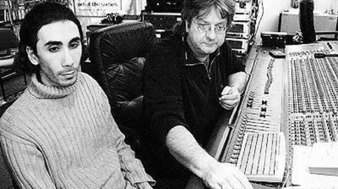 Mit digitalen Musikbändern im Gepäck ist der Pfullinger Aslan (links) von Istanbul nach Tübingen gereist, wo er mit dem Toningenieur Gerd Waiblinger die Gesangsaufnahmen für seine CD gemacht hat, die im Januar erscheinen soll.
FOTO: GUN Mit digitalen Musikbändern im Gepäck ist der Pfullinger Aslan (links) von Istanbul nach Tübingen gereist, wo er mit dem Toningenieur Gerd Waiblinger die Gesangsaufnahmen für seine CD gemacht hat, die im Januar erscheinen soll.
FOTO: GUN