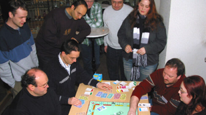 Monopoly-Turnier im Spitalhof mit Hans-Georg Schellinger (rechts).
FOTO: ANSTÄDT