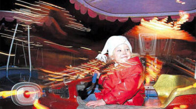 Hier macht Karussell fahren richtig Spaß: Christina genießt die Fahrt beim Weihnachtsmarkt am Honauer Bahnhof sichtlich.  FOTO: