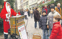 Irgendwie komisch, dieser Weihnachtsmann: Anstatt Gaben zu verteilen, sammelt er Geldgeschenke ein. Und trotzdem - Reutlingens K