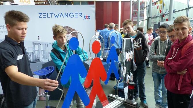 Beim Berufsinformationstag im Tübinger Landratsamt gab es auch Mitmach-Angebote: Geschicklichkeit und eine ruhige Hand bewies Sa