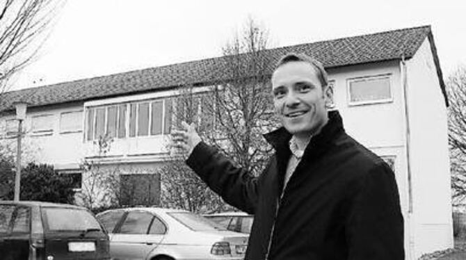 Mal nicht drüber, sondern davor: Der Pliezhäuser Pilot Dirk Eger am Standort der »Bürger-Solaranlage«. Das Dach der