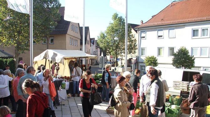 Buntes Markttreiben in Eningen – so selbst von den Veranstaltern nicht erwartet.  FOTO: KOZJEK
