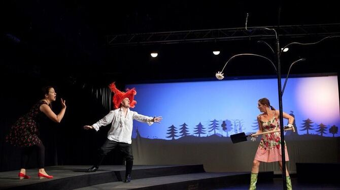 Der »Chor«, Chrysi Taoussanis und Robert Atzlinger, besingt die wehrhafte Bäuerin Marie (Constance Klemenz). FOTO: SCHULTZE Der »Chor«, Chrysi Taoussanis und Robert Atzlinger, besingt die wehrhafte Bäuerin Marie (Constance Klemenz). FOTO: SCHULTZE