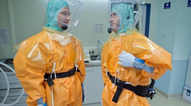 Mit Masken und Spezialanzügen schützen sich Pflegekräfte auf der »Isolierstation 68« am Uniklinikum in Frankfurt am Main. Fot