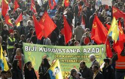 Kurden-Demo in Düsseldorf gegen die Terrormiliz IS. Foto: Roland Weihrauch