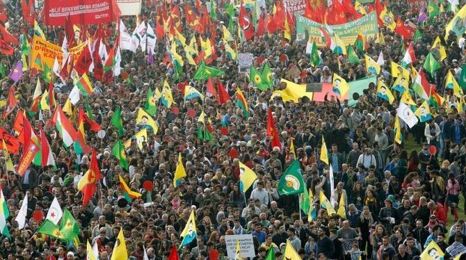 Großdemo von Kurden gegen den Terror der IS in Düsseldorf. Foto: Roland Weihrauch