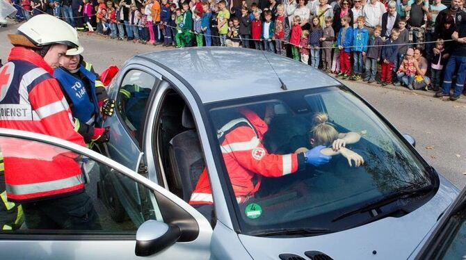 Show-Übung von Feuerwehr und DRK: Rettungshelfer versorgen eingeklemmte Person.  FOTO: MARTIN SCHREIER