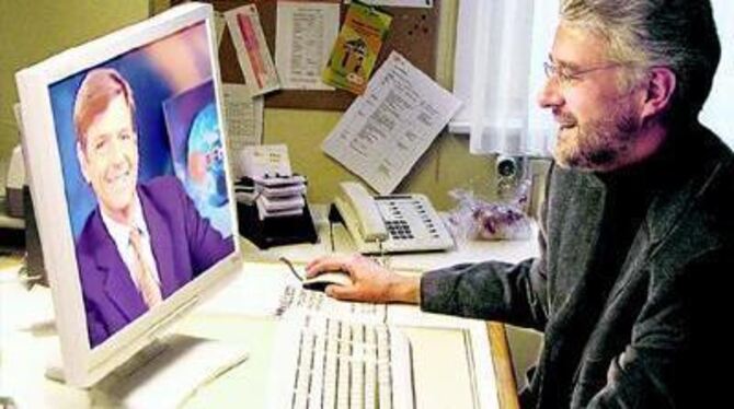 Recherche am PC: Paul Schlegl vom katholischen Bildungswerk sammelt Informationen über Claus Kleber. GEA-FOTO: RH/MONTAGE: HD