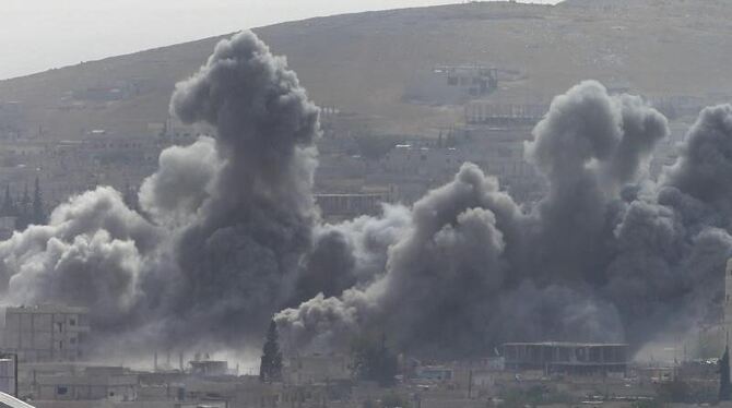 Rauchwolken markieren den Ort eines Luftangriffs auf IS-Stellungen. Foto: Tolga Bozoglu