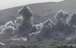 Rauchwolken markieren den Ort eines Luftangriffs auf IS-Stellungen. Foto: Tolga Bozoglu