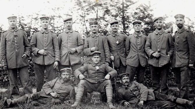 Noch ganz schmuck: Fritz Schietinger (hinten, Vierter von links) war einer der Kirchentellinsfurter, die in den Ersten Weltkrieg
