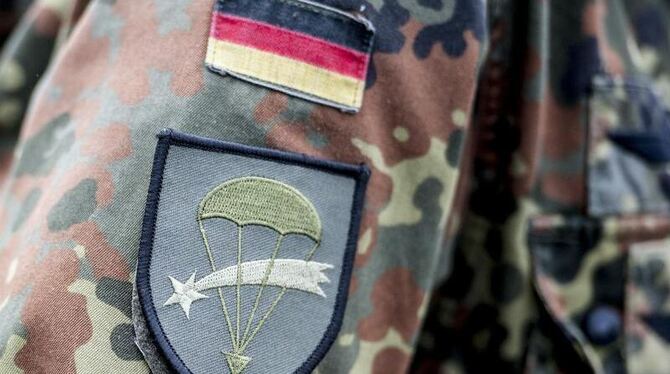 Aufnäher an der Jacke eines Deutschen Fallschirmjägers. Foto: Martin Förster/Archiv
