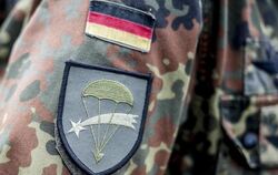 Aufnäher an der Jacke eines Deutschen Fallschirmjägers. Foto: Martin Förster/Archiv