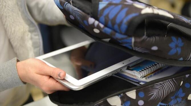 Was zaubern Google und Apple diesmal aus der Tasche? Foto: Arne Dedert/Archiv- und Symbolbild