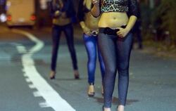 Prostituierte warten auf Freier. Foto: Boris Roessler/Archiv