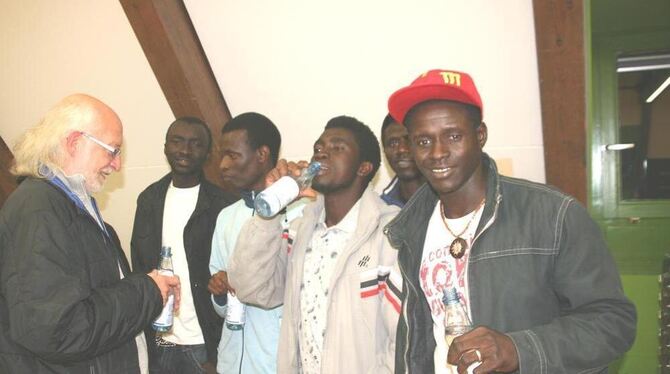 Gerhard Wax, links, ist einer von 20 Zwiefalter Bürgern, die sich bis Dienstag in der Münstergemeinde um die Neuankömmlinge aus