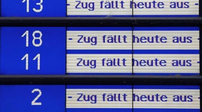 Die Nachricht »Zug fällt heute aus« bestimmt in Dresden das Bild an der Abfahrtstafel. Foto: Matthias Hiekel