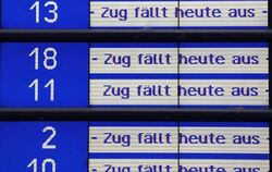 Die Nachricht "Zug fällt heute aus" bestimmt in Dresden das Bild an der Abfahrtstafel. Foto: Matthias Hiekel