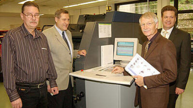 Vor der neuen &raquo;Quickmaster&laquo; (von links): Druckereileiter Jürgen Engelbrecht, Kreisverwaltungsdirektor Gerhard Walker