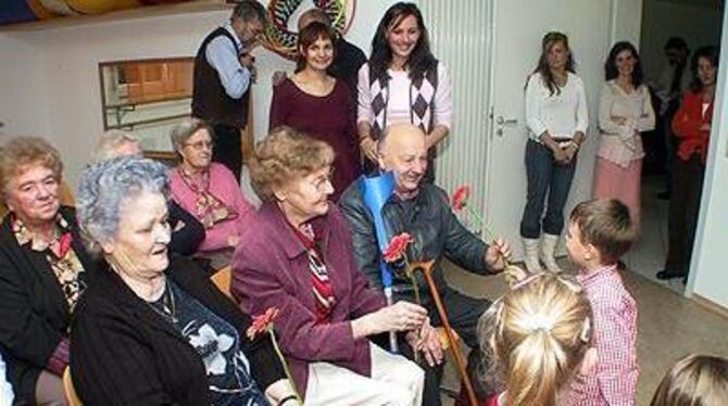 Ausdrucksstarke Geste für ein fröhliches Miteinander: Im &raquo;Haus am Hennenstein&laquo; sind Senioren und Kinder unter einem