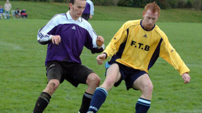 Erzielte das 1:0 für den SV Walddorf: Thomas Griese (rechts). Links im Bild: Bad Urachs Spielertrainer Tobias Hummler. GEA-FOTO: