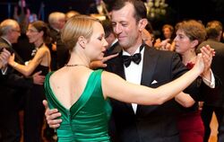 Spaß beim Tanz: Im Vordergrund Ingo Autenrieth mit Ehefrau Stella.  FOTO: SCHREIER