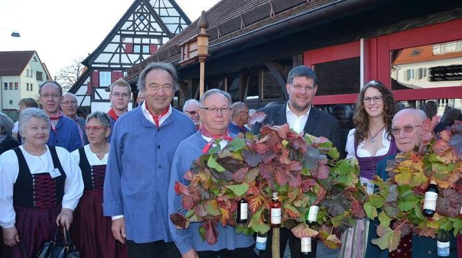 Die württembergische Weinprinzessin Franziska Leitz (2. von rechts) packte bei der Eröffnung des Sieben-Keltern-Fests in Metzing