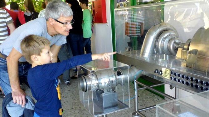 Drinnen gab’s Technik, draußen Unterhaltung: Tag der offenen Tür im Pumpspeicherkraftwerk in Glems. FOTO: BÖRNER