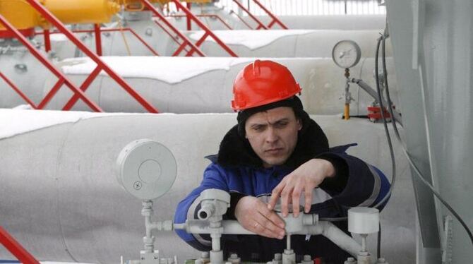 Ein Gazprom-Arbeiter kontrolliert eine Gaspipeline bei Kursk. Foto: Maxim Shipenkov/Archiv
